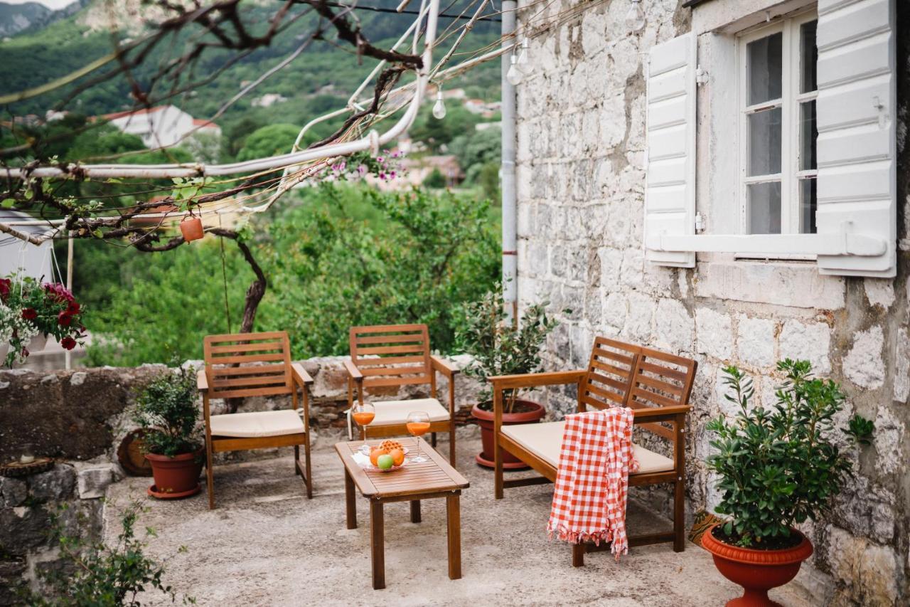 White Shutters House Villa Risan Exterior photo