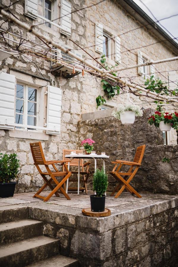 White Shutters House Villa Risan Exterior photo