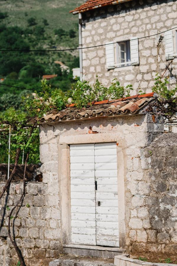 White Shutters House Villa Risan Exterior photo