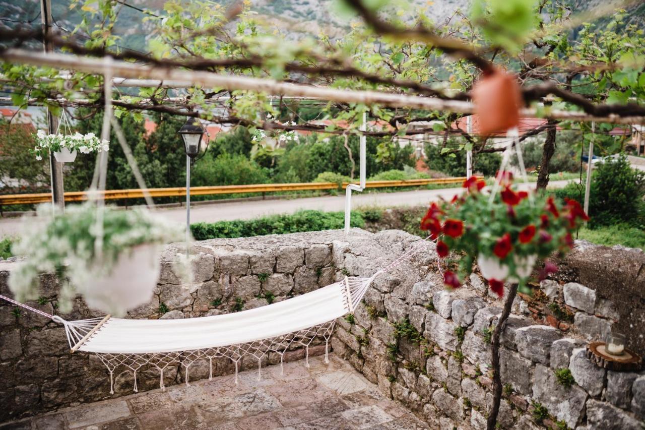 White Shutters House Villa Risan Exterior photo