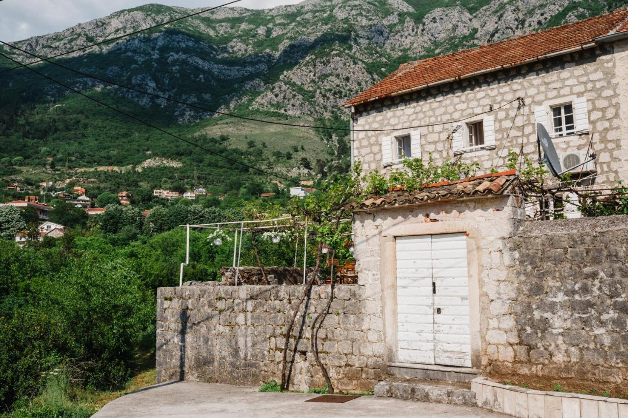 White Shutters House Villa Risan Exterior photo