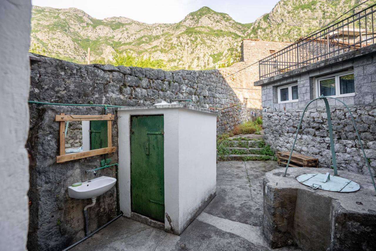 White Shutters House Villa Risan Exterior photo